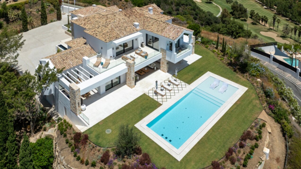 Villa in El Herrojo - when sheer luxury meets sophistication & opulence, a perfect property is born