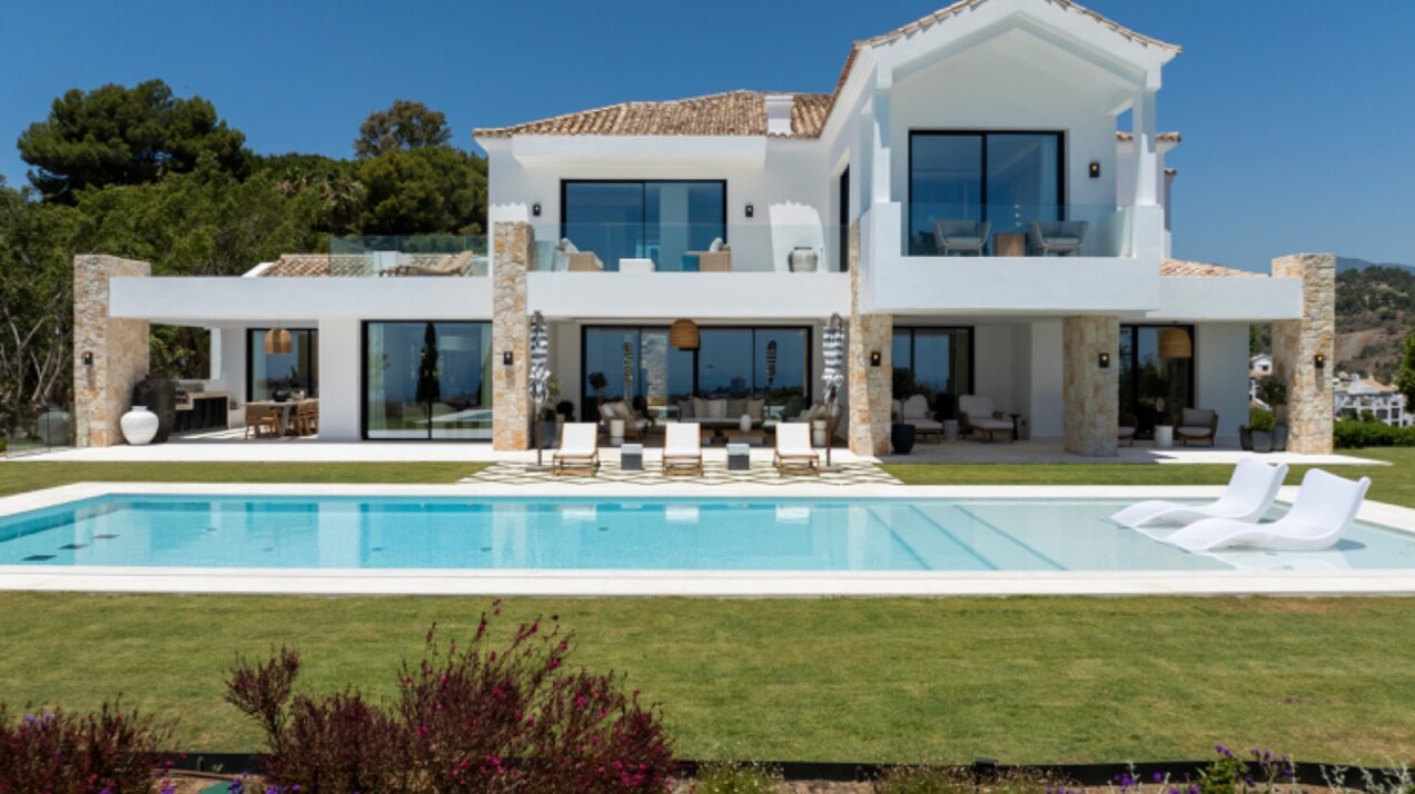 Villa in El Herrojo - when sheer luxury meets sophistication & opulence, a perfect property is born