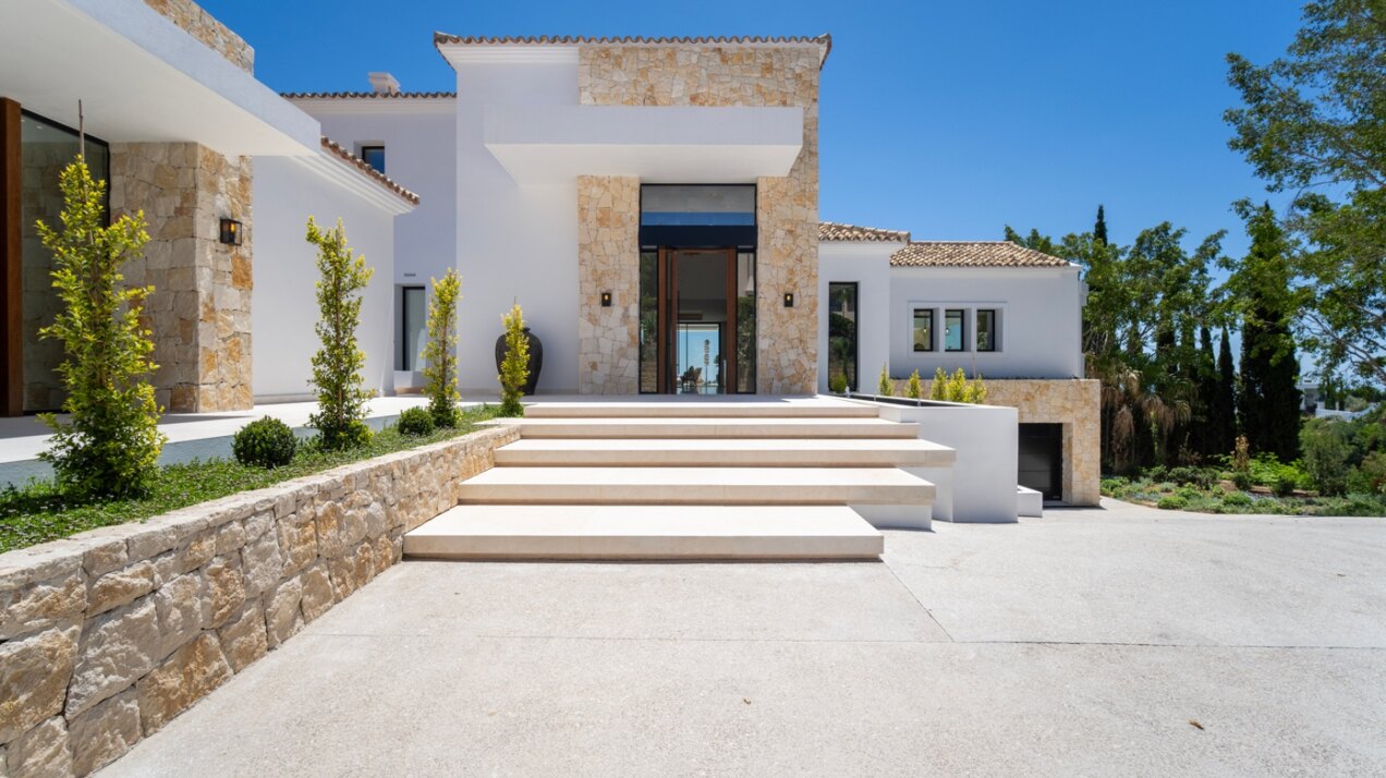 Villa in El Herrojo - when sheer luxury meets sophistication & opulence, a perfect property is born