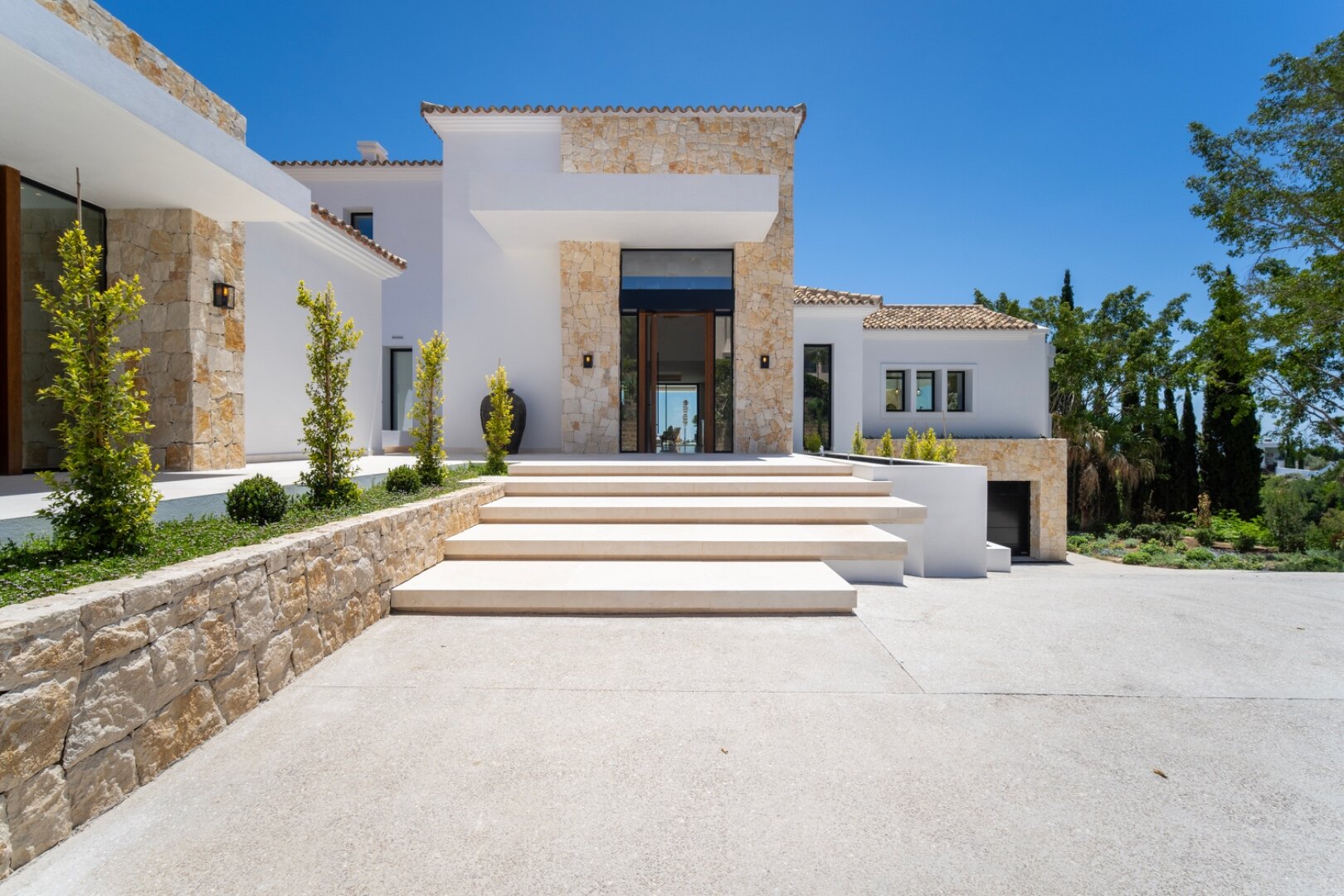 Villa in El Herrojo - when sheer luxury meets sophistication & opulence, a perfect property is born