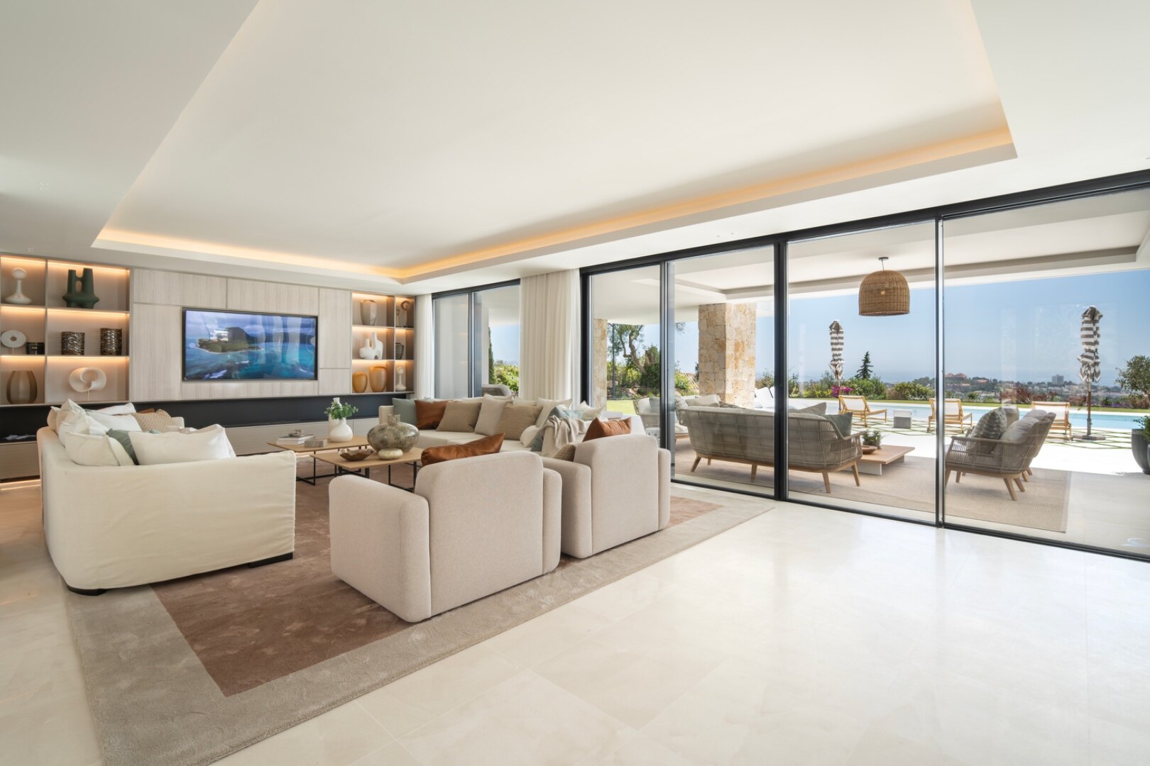 Villa in El Herrojo - when sheer luxury meets sophistication & opulence, a perfect property is born