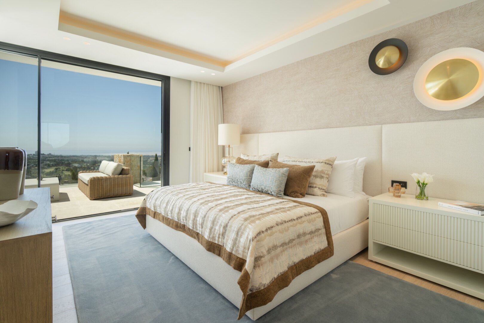 Villa in El Herrojo - when sheer luxury meets sophistication & opulence, a perfect property is born