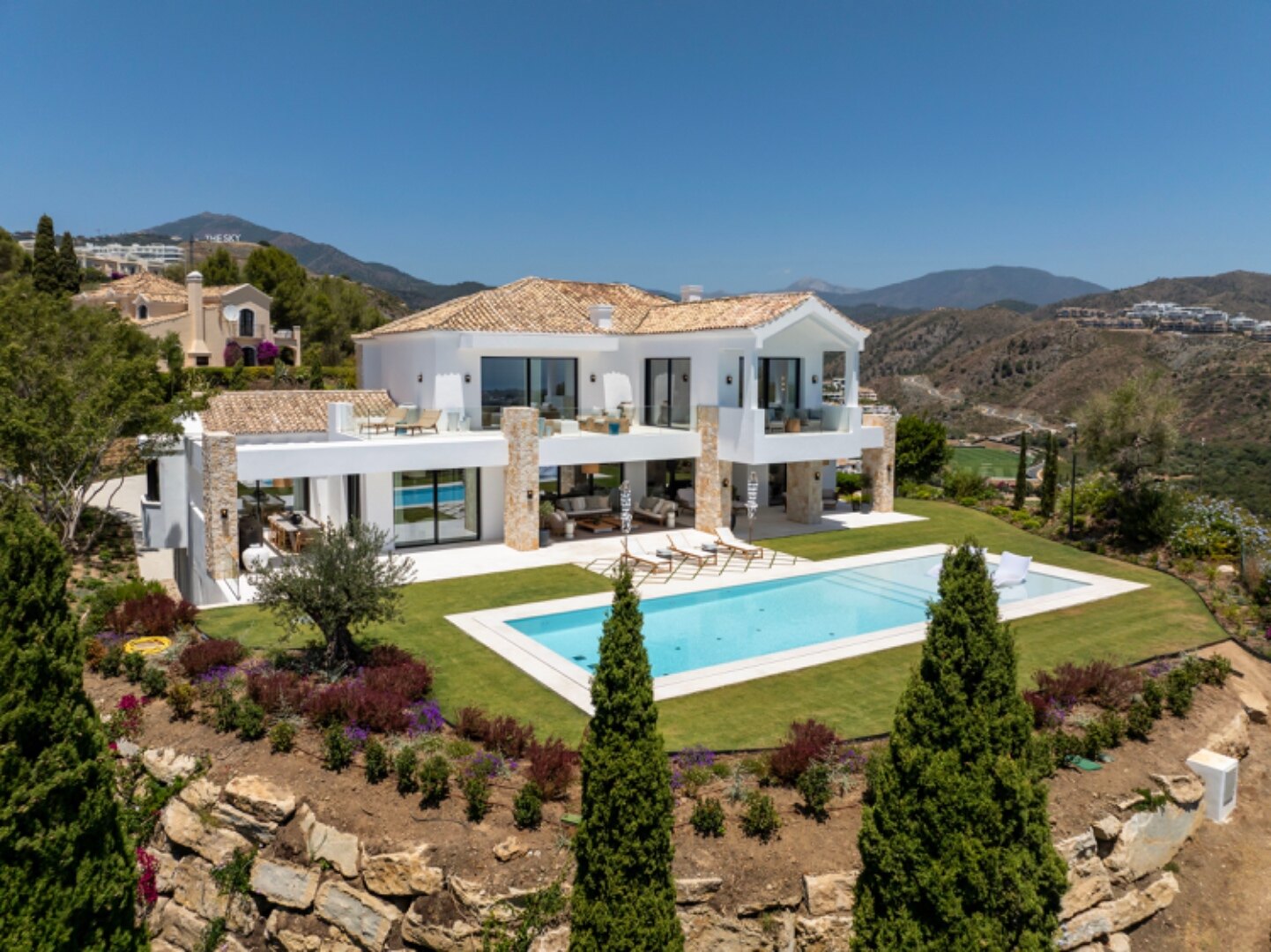 Villa in El Herrojo - when sheer luxury meets sophistication & opulence, a perfect property is born