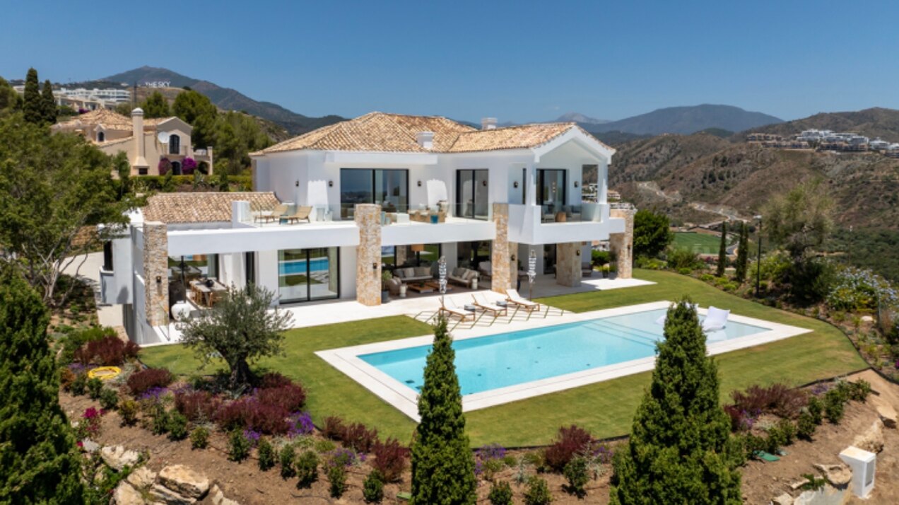 Villa in El Herrojo - when sheer luxury meets sophistication & opulence, a perfect property is born
