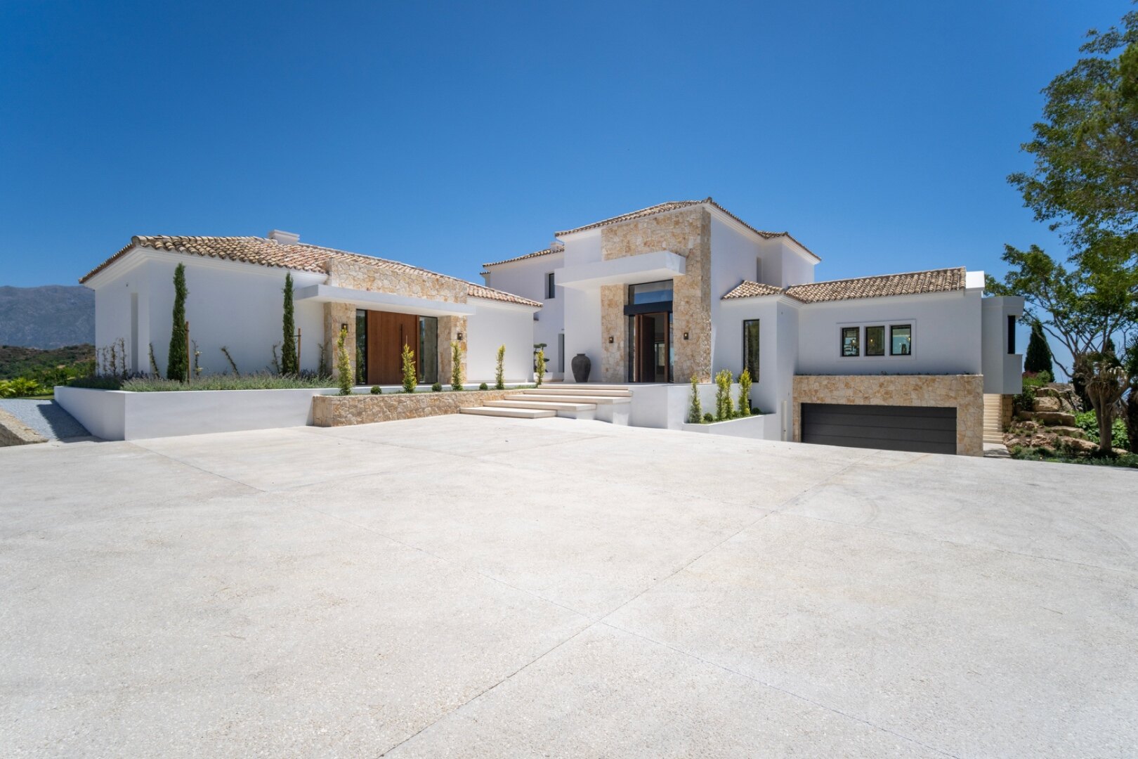 Villa in El Herrojo - when sheer luxury meets sophistication & opulence, a perfect property is born