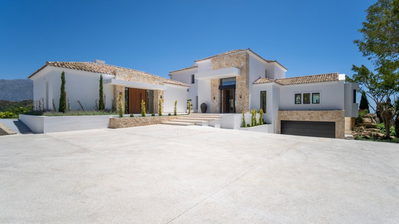 Villa in El Herrojo - when sheer luxury meets sophistication & opulence, a perfect property is born