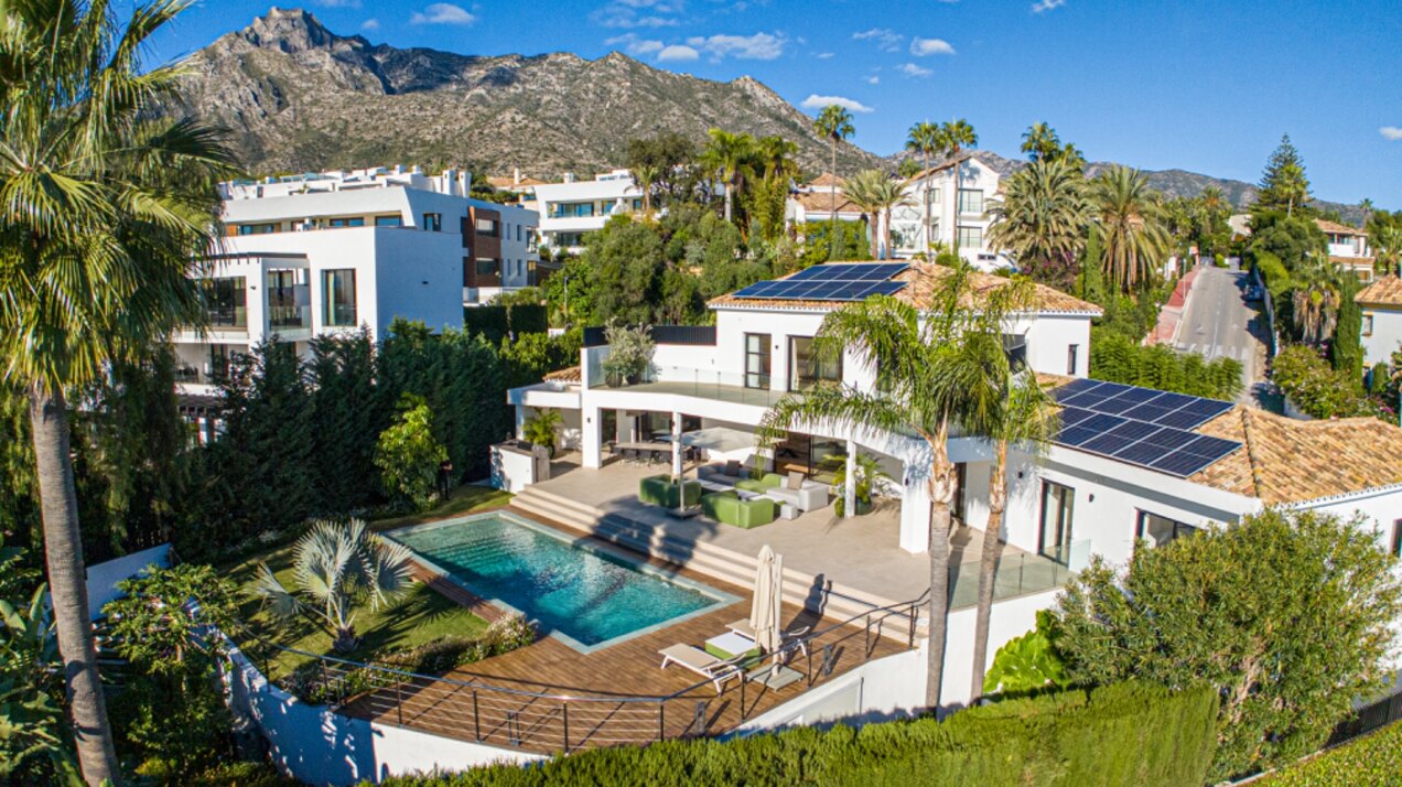 This villa, a masterclass in simplistic chic and sophisticated modernity, is a true gem in Nagueles