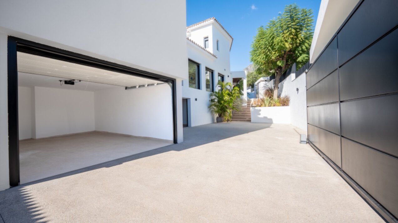 This villa, a masterclass in simplistic chic and sophisticated modernity, is a true gem in Nagueles