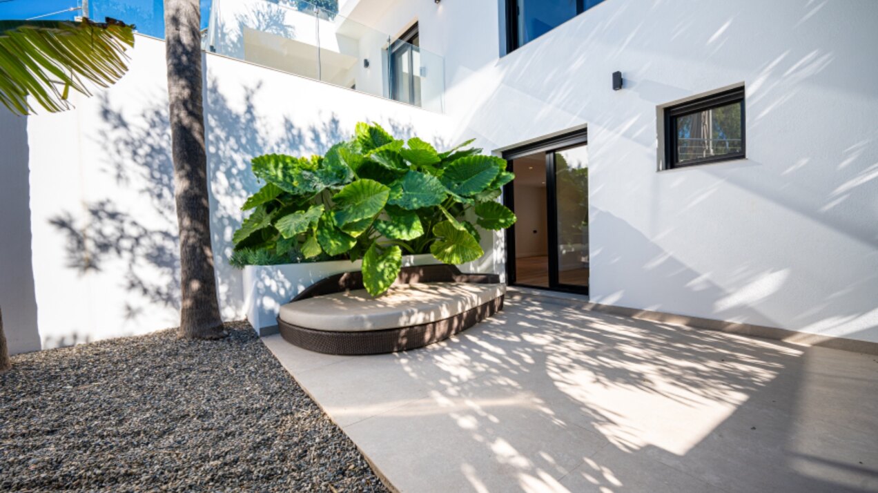 This villa, a masterclass in simplistic chic and sophisticated modernity, is a true gem in Nagueles