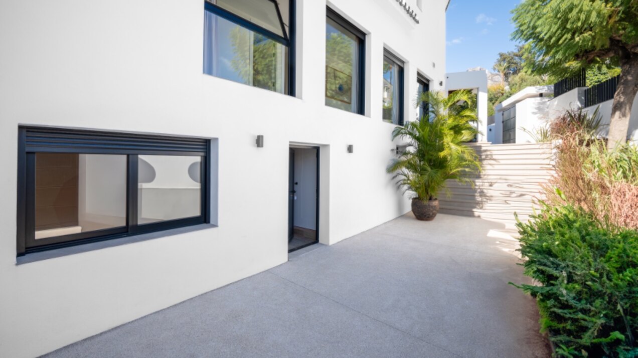 This villa, a masterclass in simplistic chic and sophisticated modernity, is a true gem in Nagueles