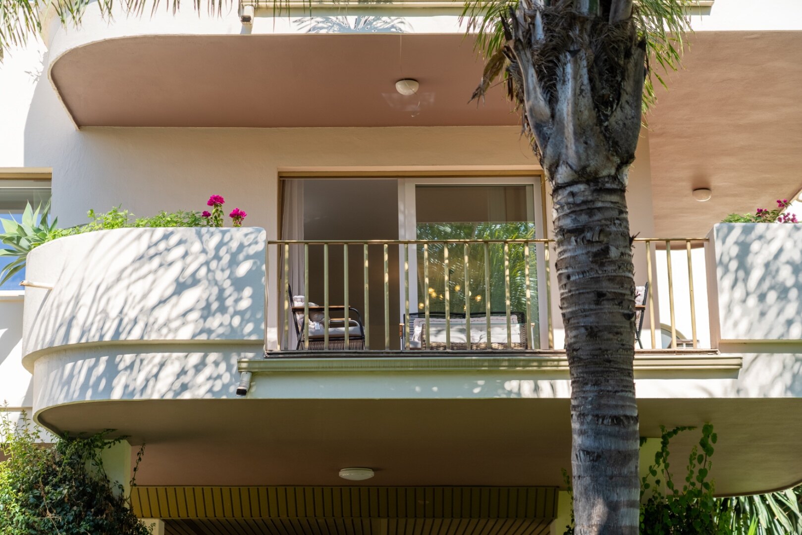 Remodeled 2 bedroom apartment in Nueva Andalucia is a superb first class investment opportunity!