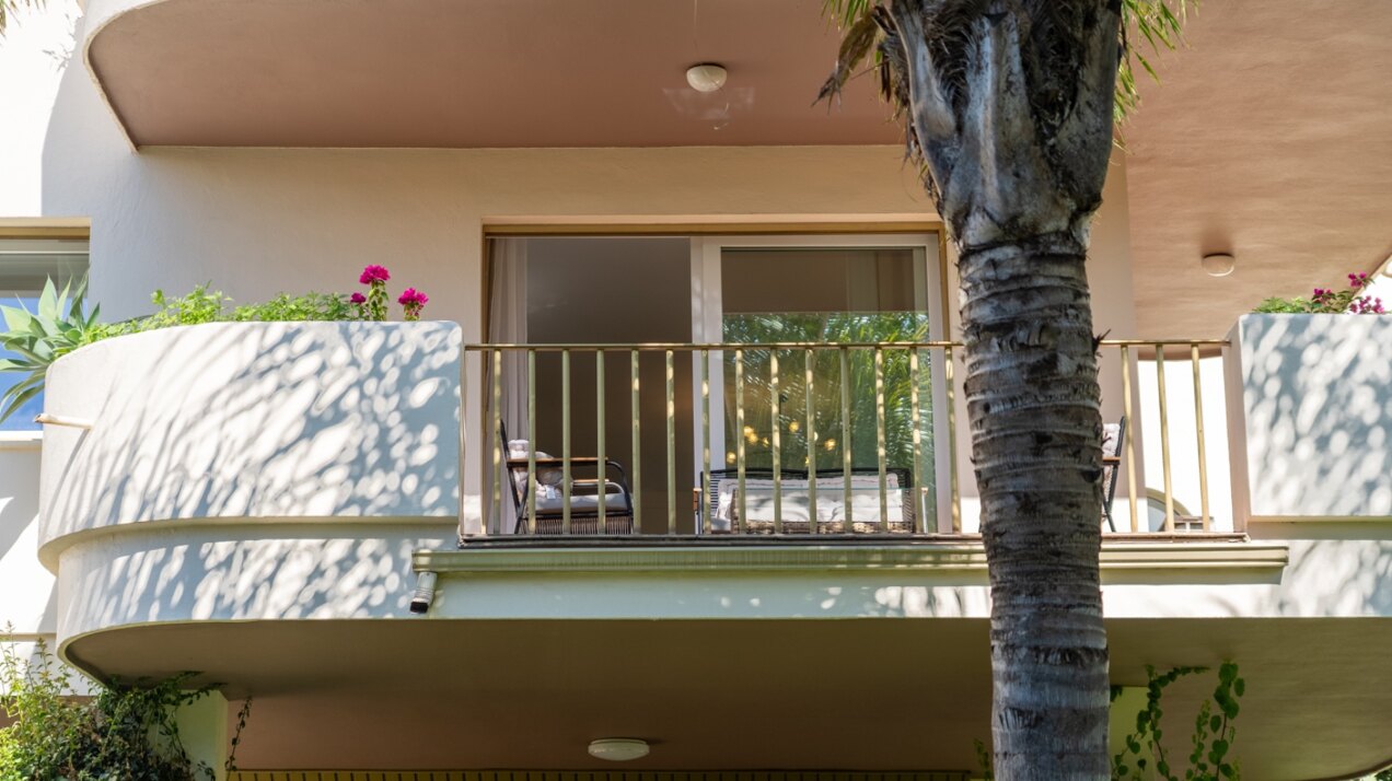 Remodeled 2 bedroom apartment in Nueva Andalucia is a superb first class investment opportunity!