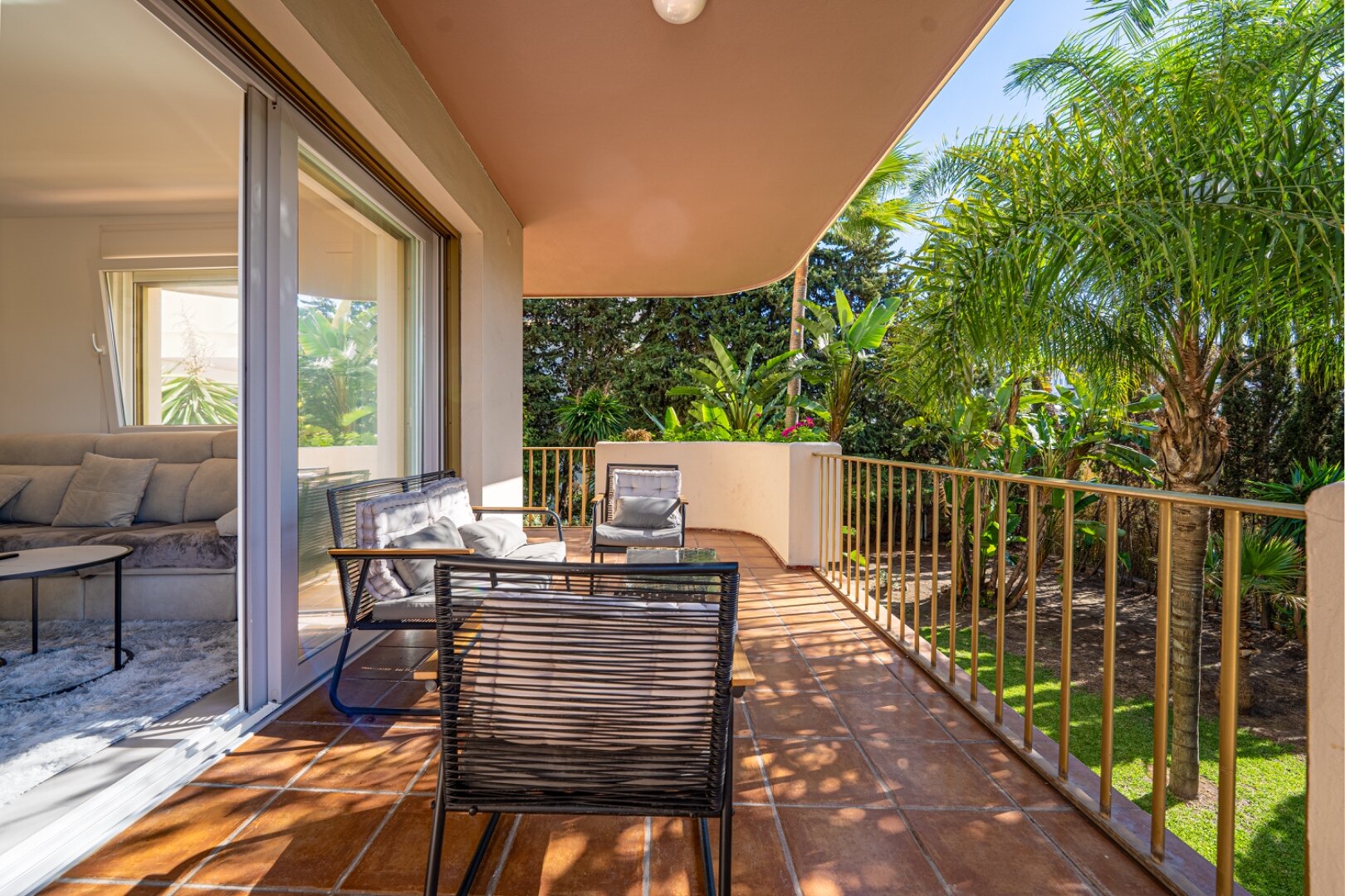 Remodeled 2 bedroom apartment in Nueva Andalucia is a superb first class investment opportunity!