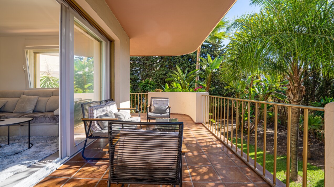 Remodeled 2 bedroom apartment in Nueva Andalucia is a superb first class investment opportunity!