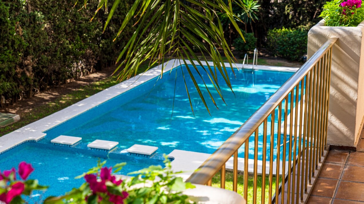 Remodeled 2 bedroom apartment in Nueva Andalucia is a superb first class investment opportunity!