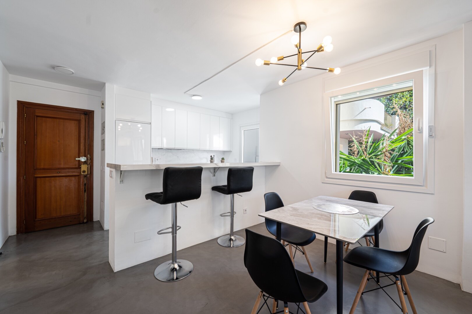 Remodeled 2 bedroom apartment in Nueva Andalucia is a superb first class investment opportunity!