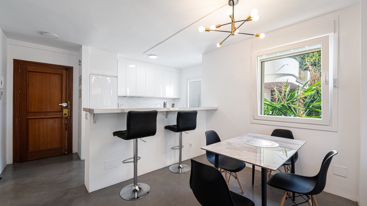 Remodeled 2 bedroom apartment in Nueva Andalucia is a superb first class investment opportunity!