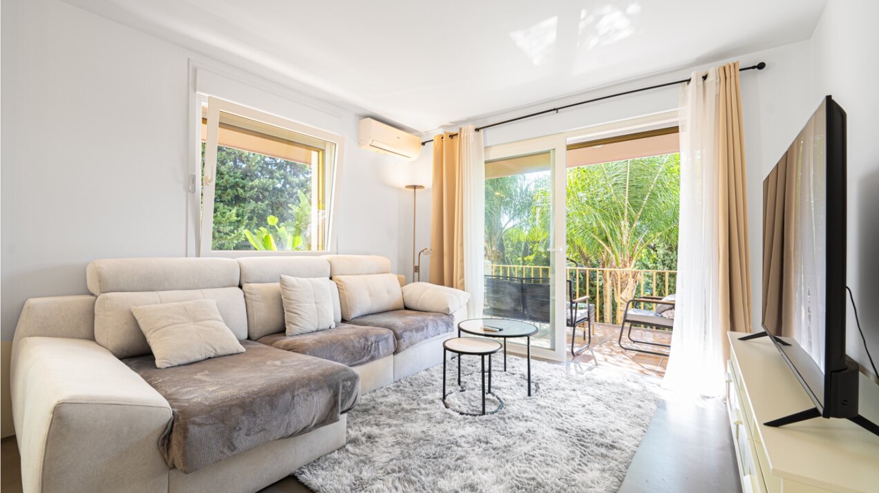 Remodeled 2 bedroom apartment in Nueva Andalucia is a superb first class investment opportunity!