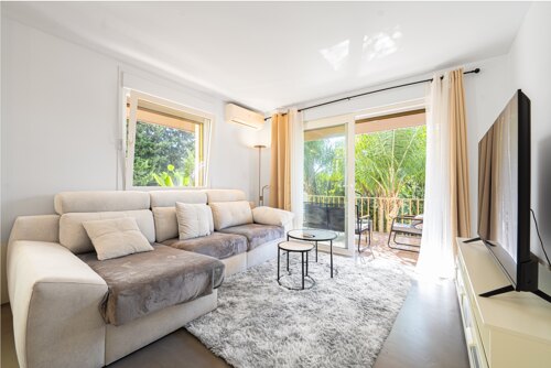 Remodeled 2 bedroom apartment in Nueva Andalucia is a superb first class investment opportunity!