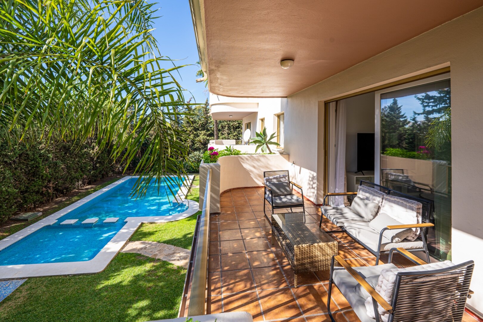 Remodeled 2 bedroom apartment in Nueva Andalucia is a superb first class investment opportunity!