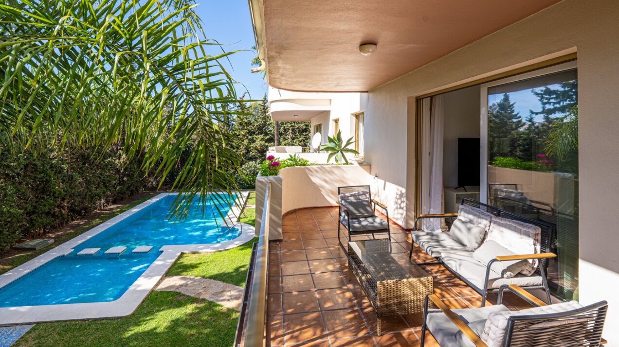 Remodeled 2 bedroom apartment in Nueva Andalucia is a superb first class investment opportunity!
