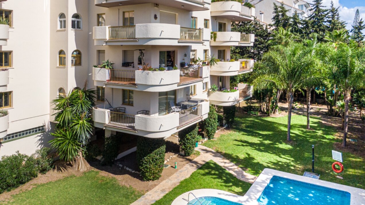 Remodeled 2 bedroom apartment in Nueva Andalucia is a superb first class investment opportunity!