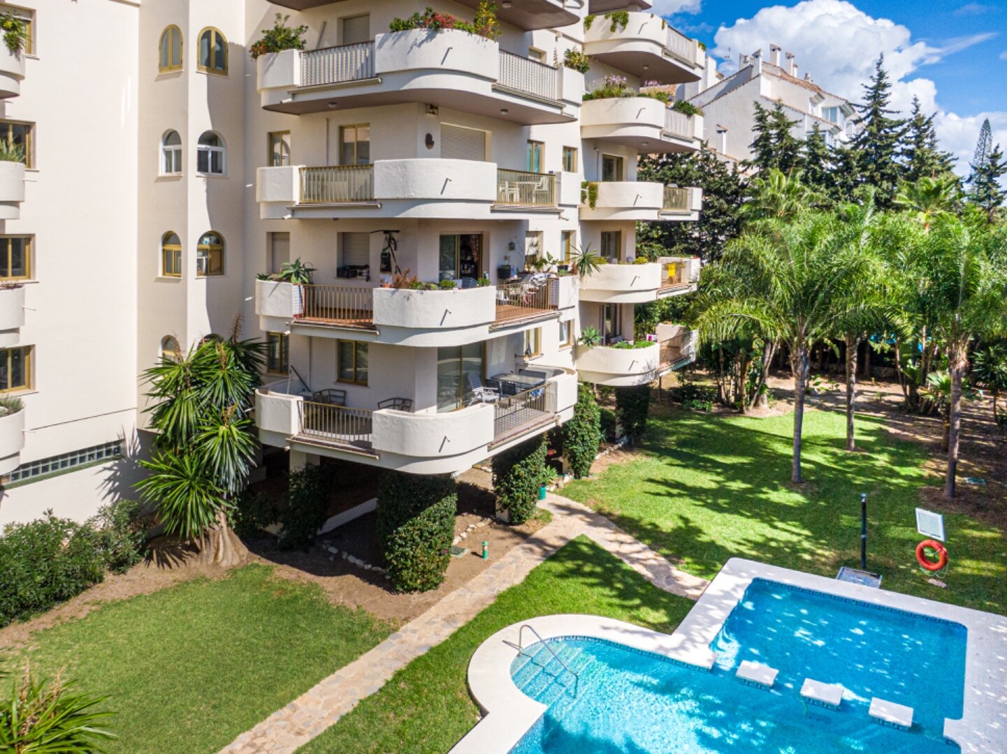 Remodeled 2 bedroom apartment in Nueva Andalucia is a superb first class investment opportunity!