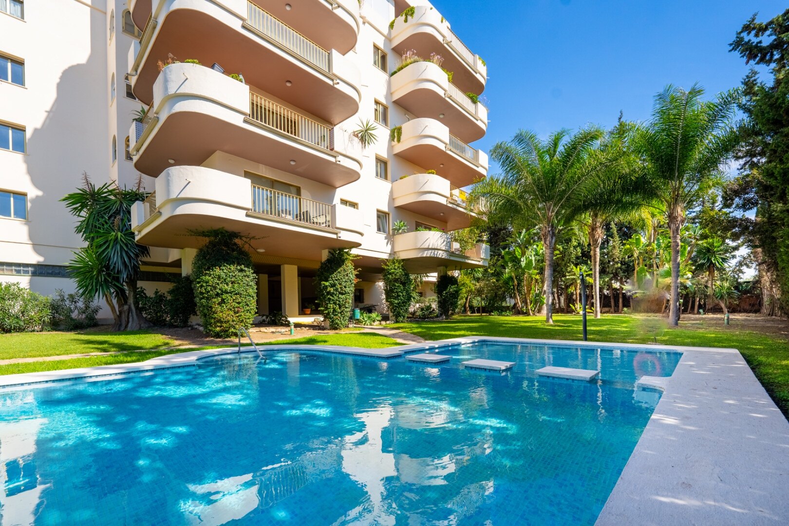 Remodeled 2 bedroom apartment in Nueva Andalucia is a superb first class investment opportunity!