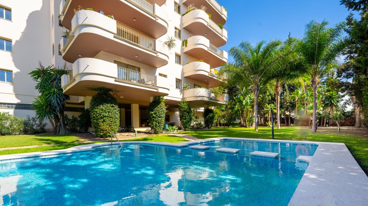 Remodeled 2 bedroom apartment in Nueva Andalucia is a superb first class investment opportunity!