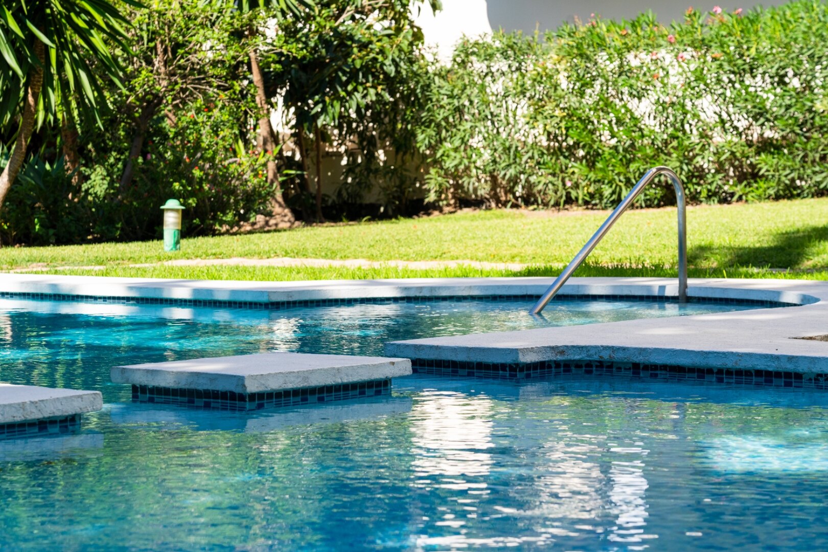 Remodeled 2 bedroom apartment in Nueva Andalucia is a superb first class investment opportunity!