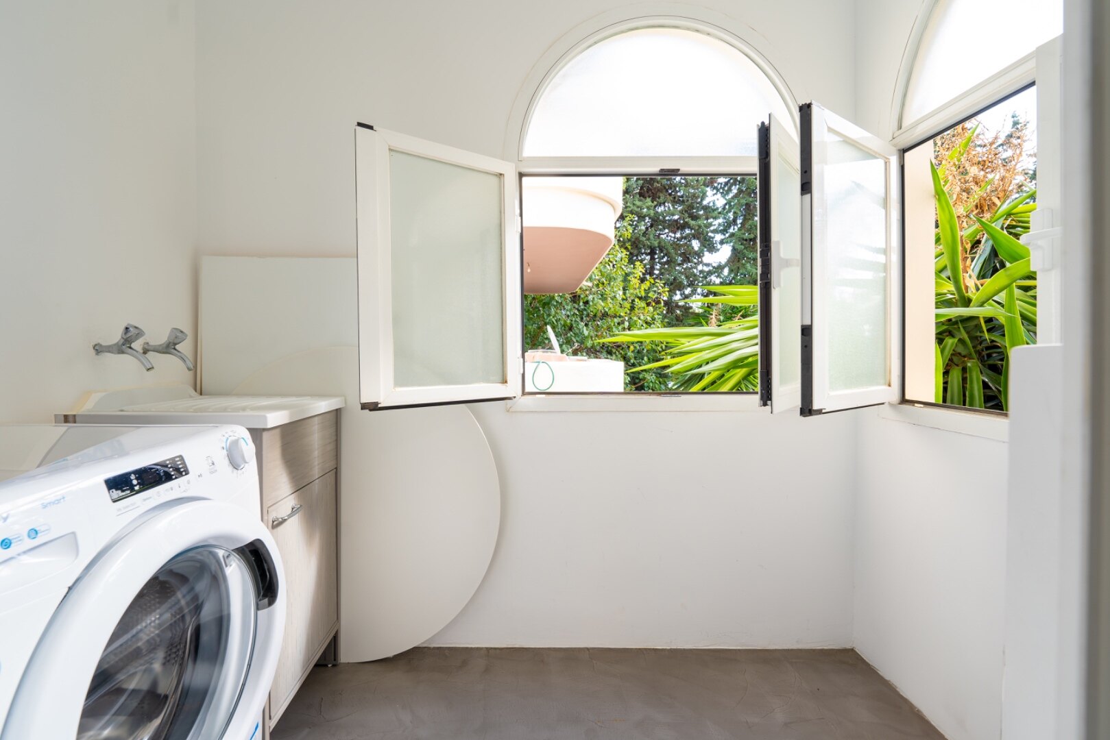Remodeled 2 bedroom apartment in Nueva Andalucia is a superb first class investment opportunity!