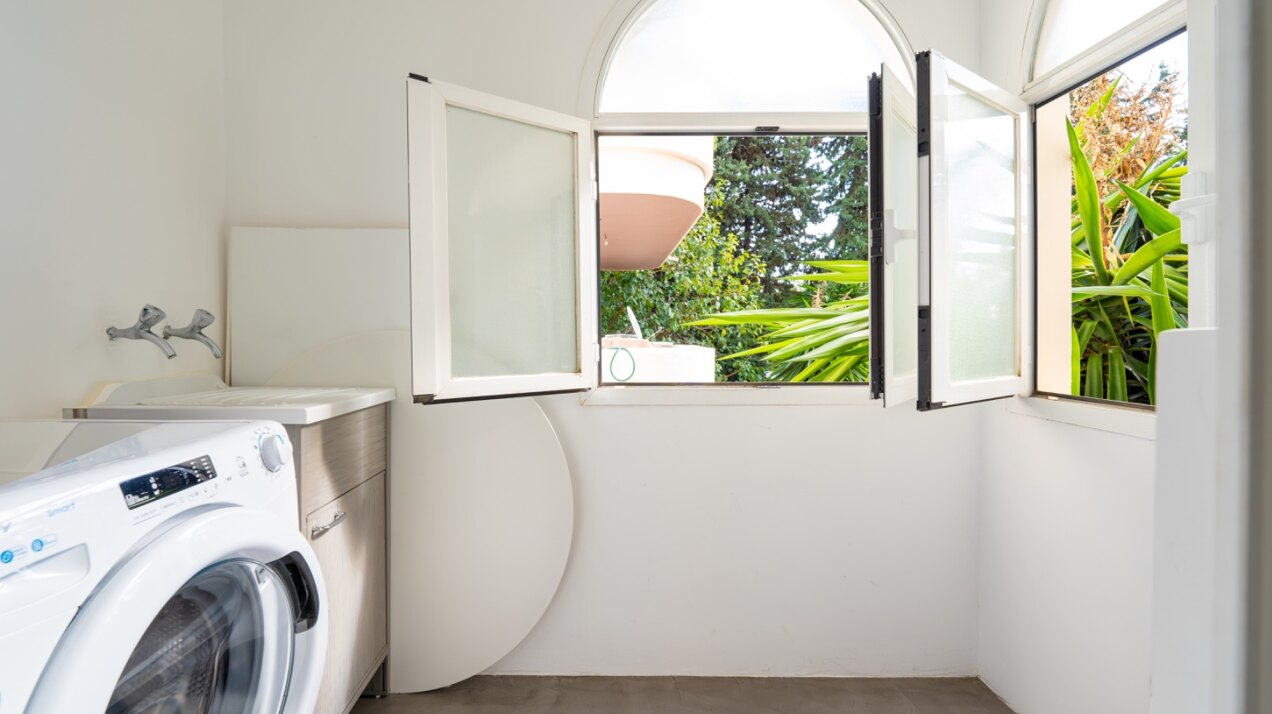 Remodeled 2 bedroom apartment in Nueva Andalucia is a superb first class investment opportunity!