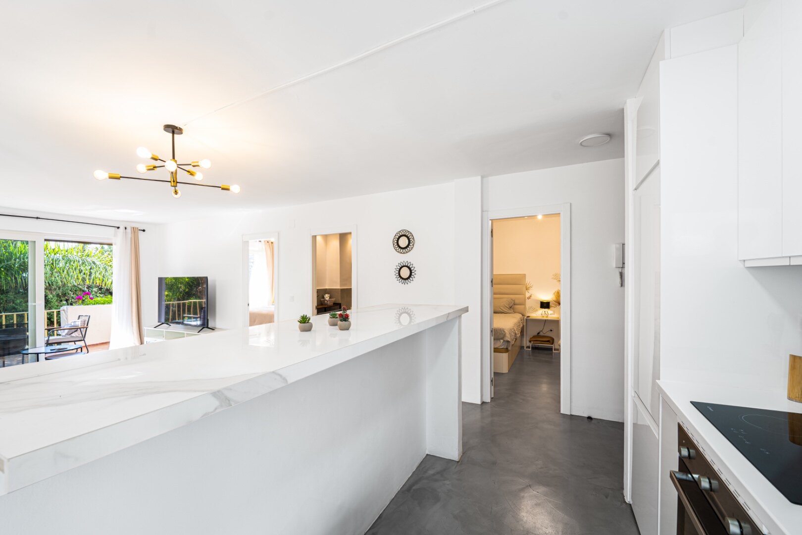 Remodeled 2 bedroom apartment in Nueva Andalucia is a superb first class investment opportunity!