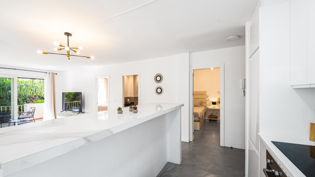 Remodeled 2 bedroom apartment in Nueva Andalucia is a superb first class investment opportunity!