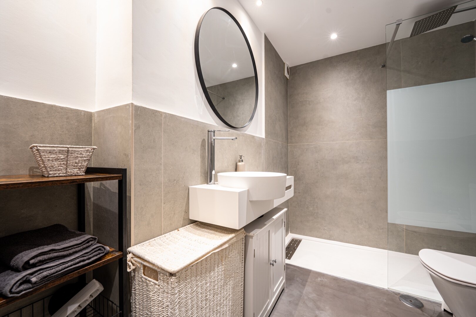 Remodeled 2 bedroom apartment in Nueva Andalucia is a superb first class investment opportunity!