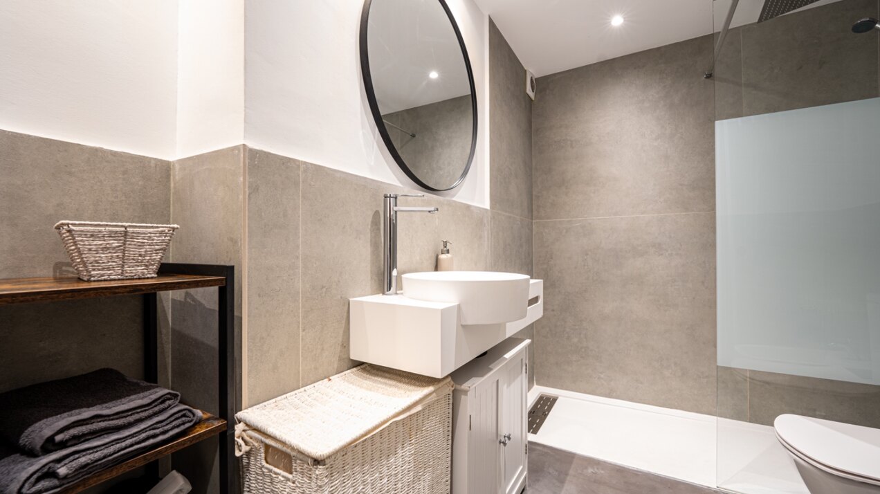 Remodeled 2 bedroom apartment in Nueva Andalucia is a superb first class investment opportunity!