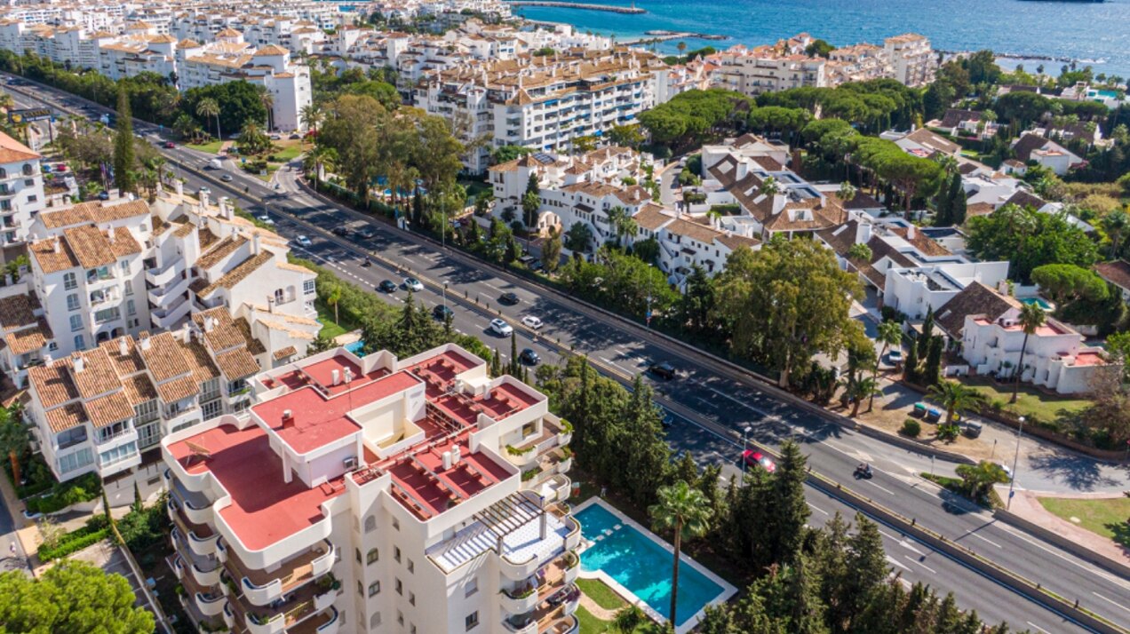 Remodeled 2 bedroom apartment in Nueva Andalucia is a superb first class investment opportunity!