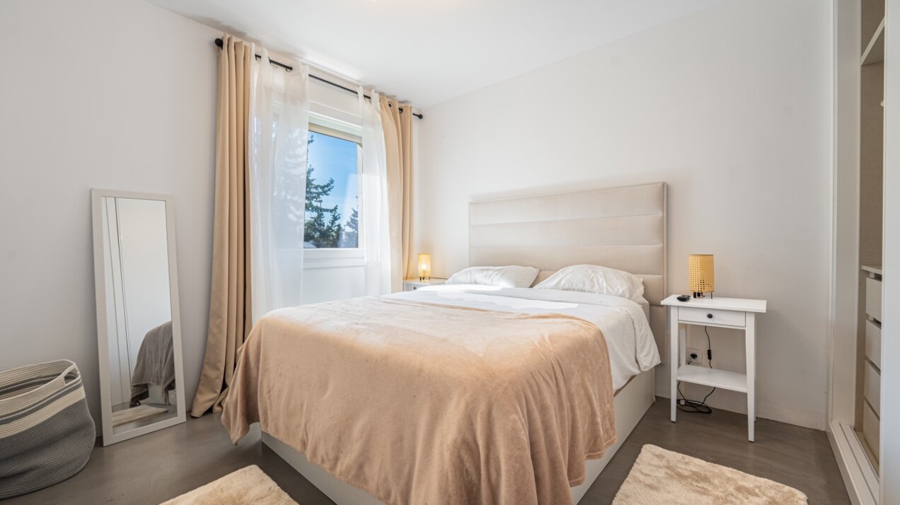 Remodeled 2 bedroom apartment in Nueva Andalucia is a superb first class investment opportunity!