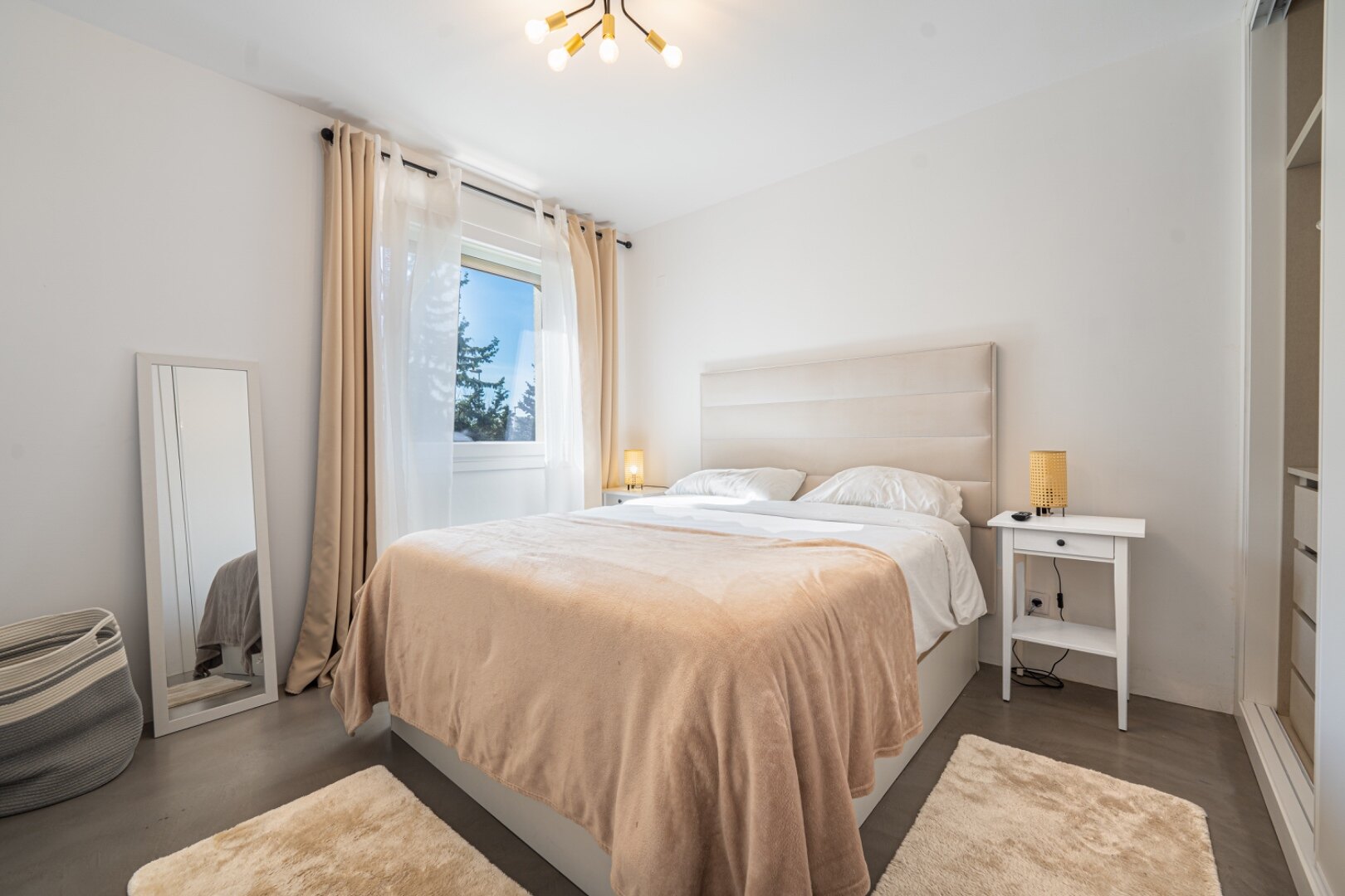 Remodeled 2 bedroom apartment in Nueva Andalucia is a superb first class investment opportunity!