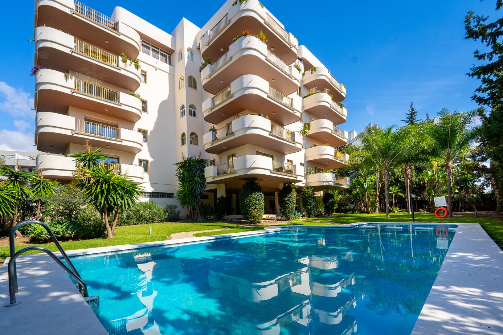 Remodeled 2 bedroom apartment in Nueva Andalucia is a superb first class investment opportunity!