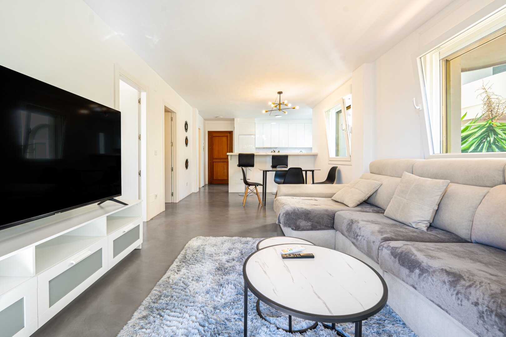 Remodeled 2 bedroom apartment in Nueva Andalucia is a superb first class investment opportunity!