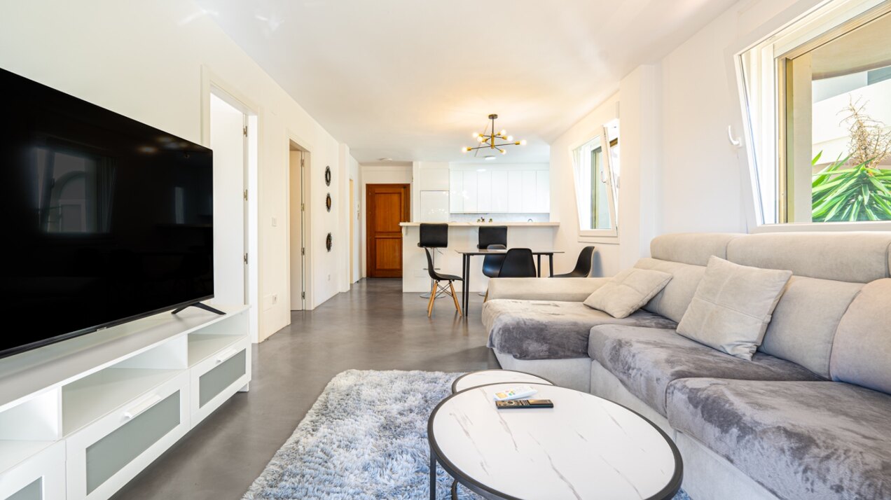 Remodeled 2 bedroom apartment in Nueva Andalucia is a superb first class investment opportunity!
