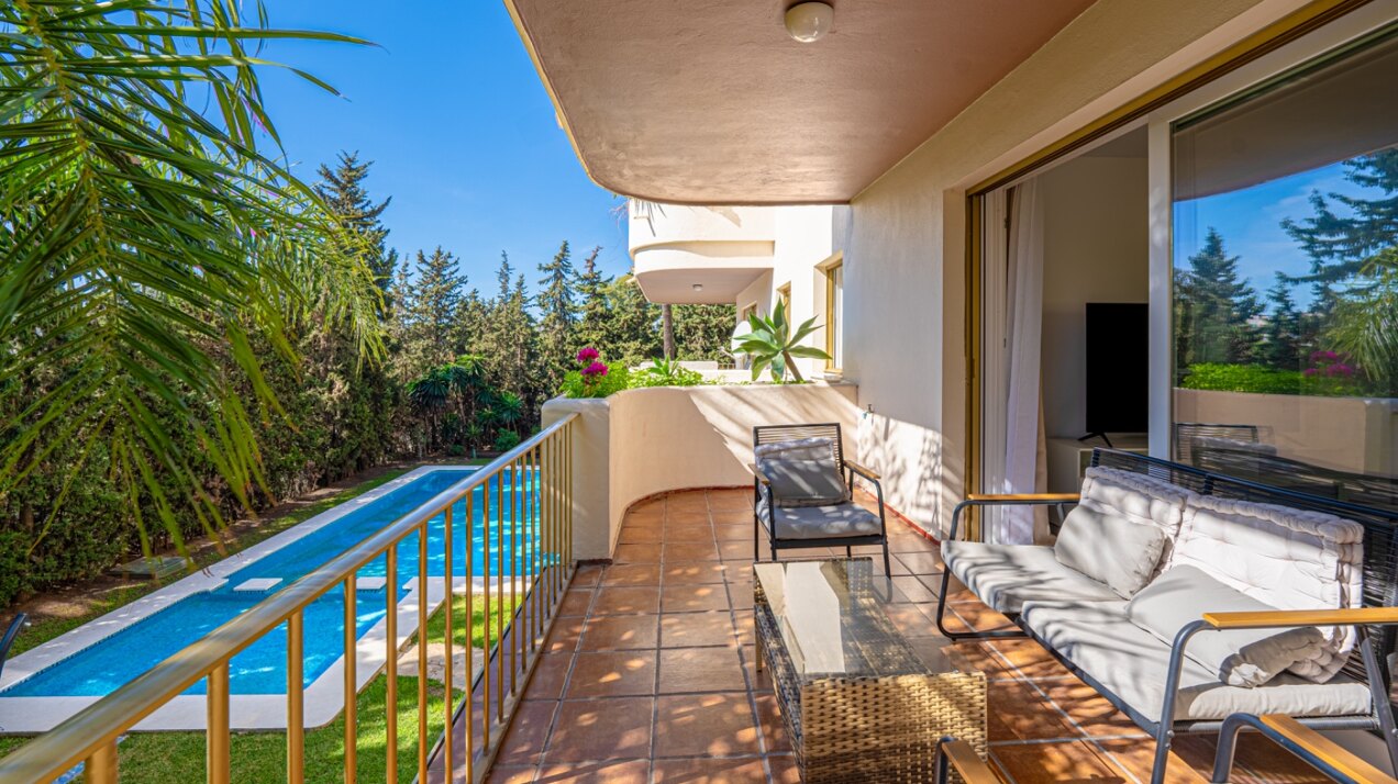 Remodeled 2 bedroom apartment in Nueva Andalucia is a superb first class investment opportunity!