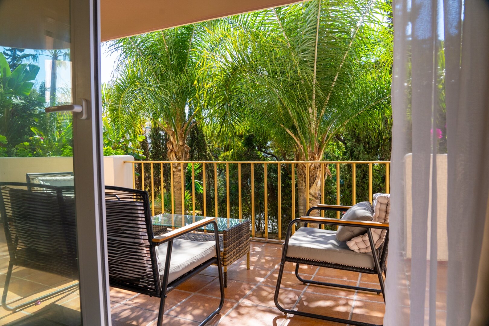 Remodeled 2 bedroom apartment in Nueva Andalucia is a superb first class investment opportunity!
