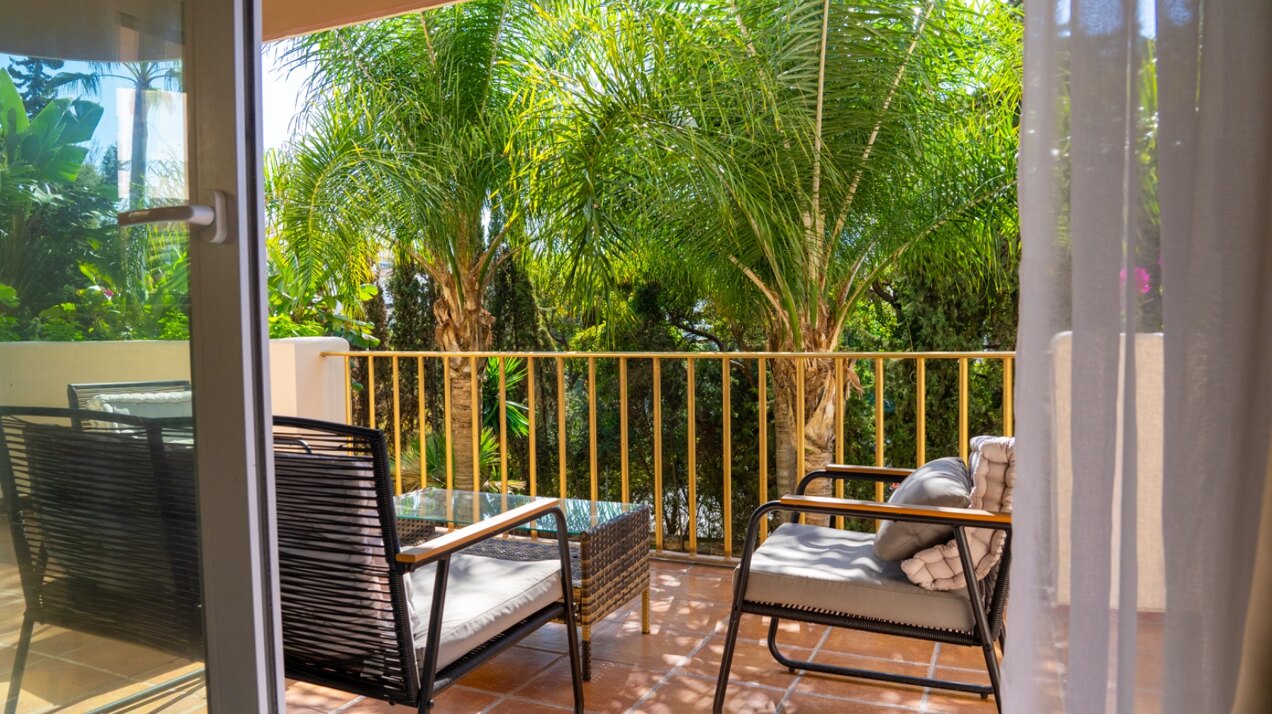 Remodeled 2 bedroom apartment in Nueva Andalucia is a superb first class investment opportunity!
