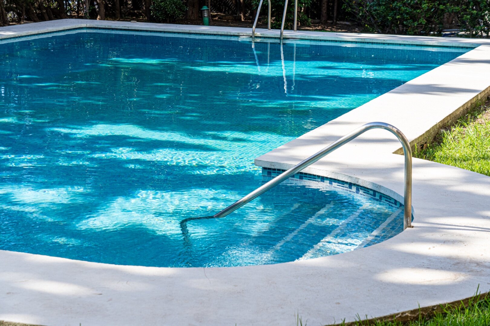 Remodeled 2 bedroom apartment in Nueva Andalucia is a superb first class investment opportunity!
