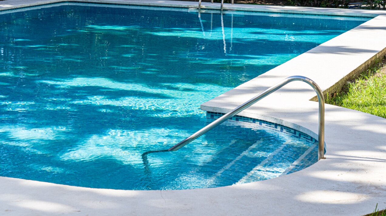 Remodeled 2 bedroom apartment in Nueva Andalucia is a superb first class investment opportunity!
