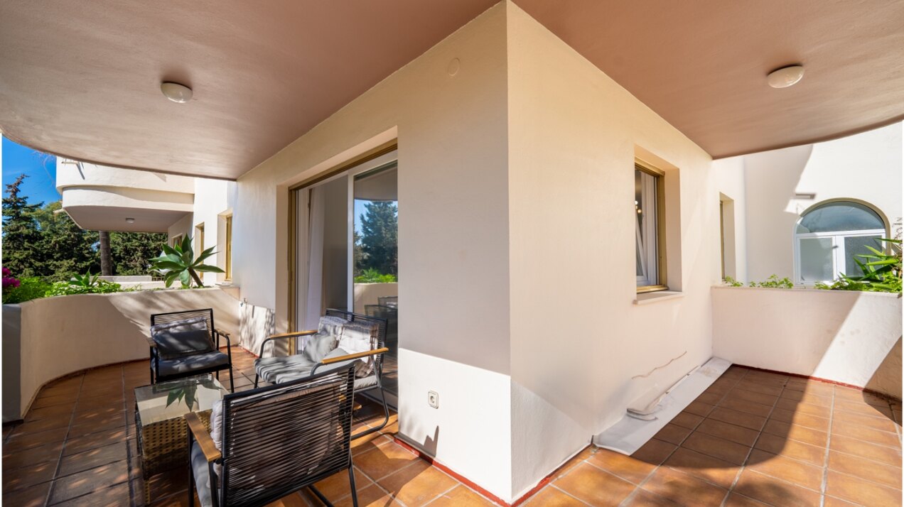Remodeled 2 bedroom apartment in Nueva Andalucia is a superb first class investment opportunity!