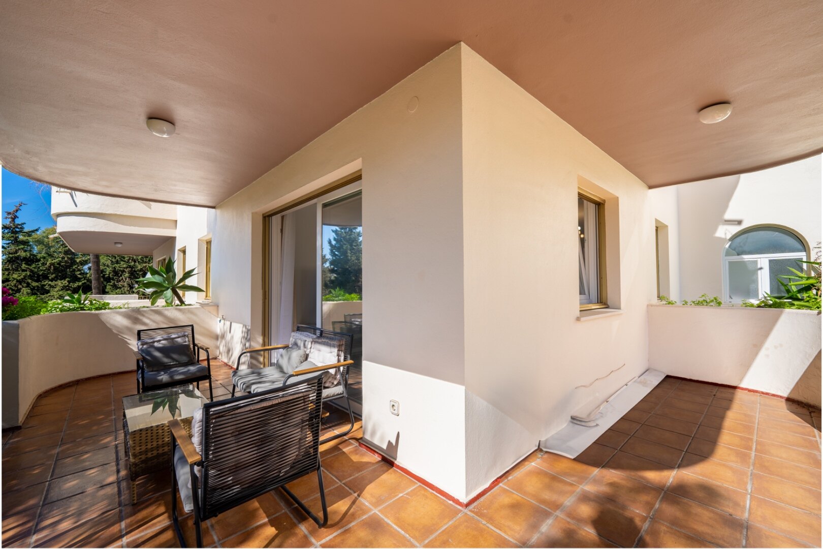 Remodeled 2 bedroom apartment in Nueva Andalucia is a superb first class investment opportunity!
