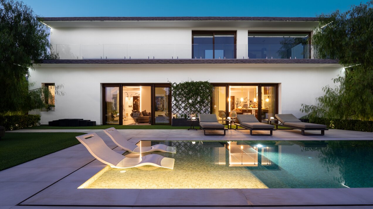 Fall in love with this one of a kind 5 bedroom villa in Benahavis offering total privacy and peace.